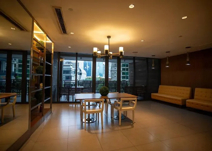 Penthouse At Poblacion - 200mbs Net - 50in Tv - Awesome View Manila