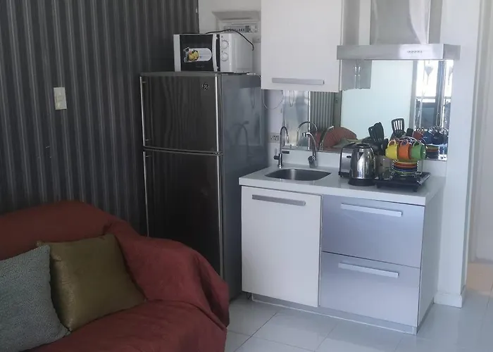 Penthouse At Poblacion - 200mbs Net - 50in Tv - Awesome View * Manila