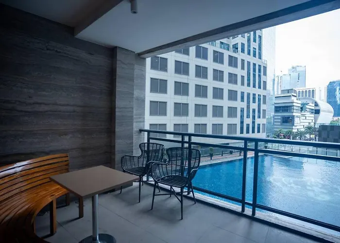 Penthouse At Poblacion - 200mbs Net - 50in Tv - Awesome View Manila