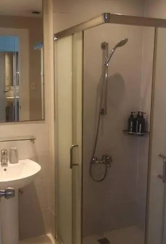 Apartment Penthouse At Poblacion - 200mbs Net - 50in Tv - Awesome View Manila