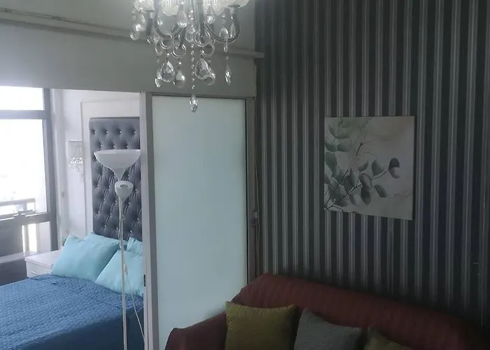 Penthouse At Poblacion - 200mbs Net - 50in Tv - Awesome View マニラ市