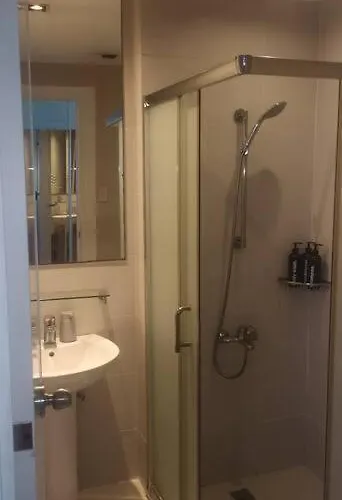Penthouse At Poblacion - 200mbs Net - 50in Tv - Awesome View * Manila